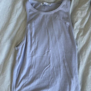 Zara topp - Superfin topp från zara som är såå himla söt på😍Kommer tyvärr inte till någon användning och tröjan är som ny, frakt tillkommer❤️‍🔥❤️