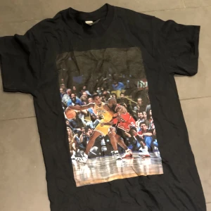 Gildan kobe x Jordan t-shirt - Skick:10/10 Pris:200 Strl:s