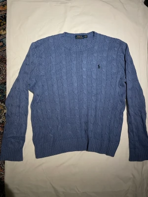 Ralph Lauren stickad tröja  - snygg Ralph Lauren, stickad tröja i blått. storlek m. skriv vid intresse!!
