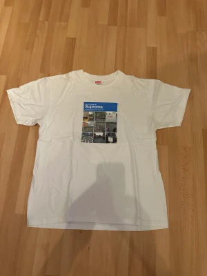 Supreme Verify Tee - Riktigt fett suppe tischa som bara legat i garderoben och tagit dammråtor. Köpt på stockx tidigt 2021 så kvitto finns. Priset är med frakt inkluderat så ingen jävla pruttning, sitter som en boxy M så riktigt najs 😋Äkta hypebeast om du bär den!