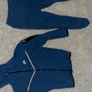 Nike tech fleece  - De e en Nike teech fleece i väldigt bra skick ändast använt några gånger storlek S på fleece och storlek xs på byxorna 