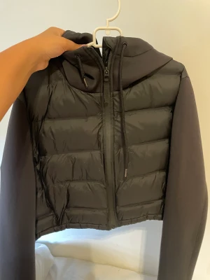 Höstjacka från Zara - Snygg svart cropped höstjacka. Storlek M men passar även storlek S. Använd ett antal få gånger. 