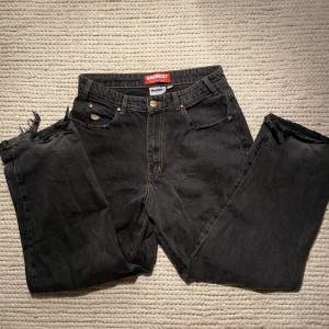 Baggy jeans från Butter. De är i använd skick som man kan se längs ner pp byxan samt vid sidorna💕nypris : 1299 