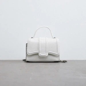 Zara väska - Jätte söt vit zara väska som passar till allt💖 Väskan är endast använd en gång och är därmed som ny💕 Nypris 300kr mitt pris 150kr✨