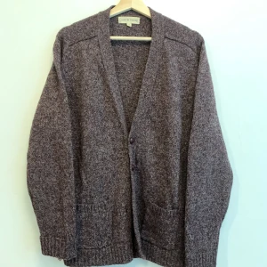 Vintage ull cardigan - Cardigan i 100% ull storlek M. Skicka dm vid frågor :)