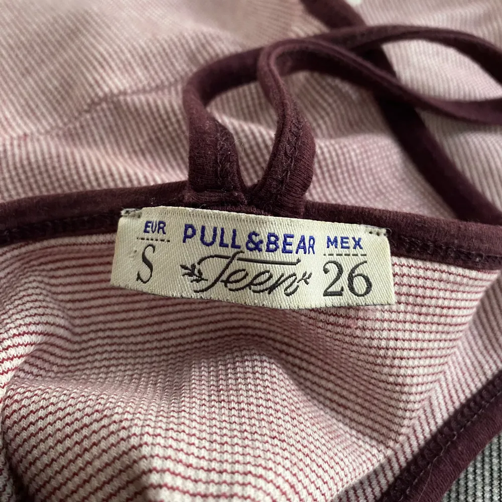 Två stycken använda men hela linnen från Pull & Bear ”teen”. Superfina men är nu för små för mig. De säljs tillsammans för 40kr + frakt!. Toppar.
