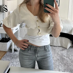 Kofta från zara - Supersöt vit kofta från zara! Storlek S💕