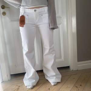 Galet snygga vita lågmidjade vita jeans från Diesel. Så nice fickor🤩 Modellen På jeansen är utsvängd! Helt nyskick, lapparna sitter kvar. Midjan passar M-L. Väldigt långa ben. Skriv vid funderingar och kolla gärna in mina andra annonser❣️