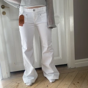 Lågmidjade jeans - Galet snygga vita lågmidjade vita jeans från Diesel. Så nice fickor🤩 Modellen På jeansen är utsvängd! Helt nyskick, lapparna sitter kvar. Midjan passar M-L. Väldigt långa ben. Skriv vid funderingar och kolla gärna in mina andra annonser❣️