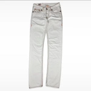 true religion jeans  - Ett par low Waits true religion. De är för små för mig (min vanliga storlek är 31 i midja)  Midja:38cm Innsömn:19cm Front Rise:28cm