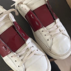 Valentino Skor - lägger ut igen💕💕glansiga röda valentino skor då jag tyvärr blivit kliven på har dessa fått effekter därav mycket billigare pris än vad ordinarie priset är!💕skriv för bilder