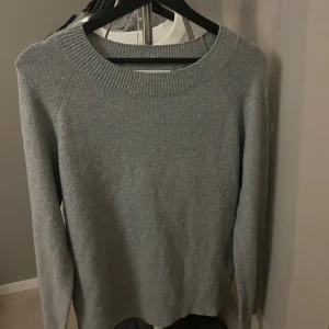 Stickad tröja  - Ljusgrön stickad tröja från Only, använd fåtal gånger, bra skick💕