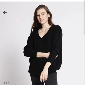 Stickad tröja - Tunn stickad tröja, storlek M. Skriv om ni undrar nått💗