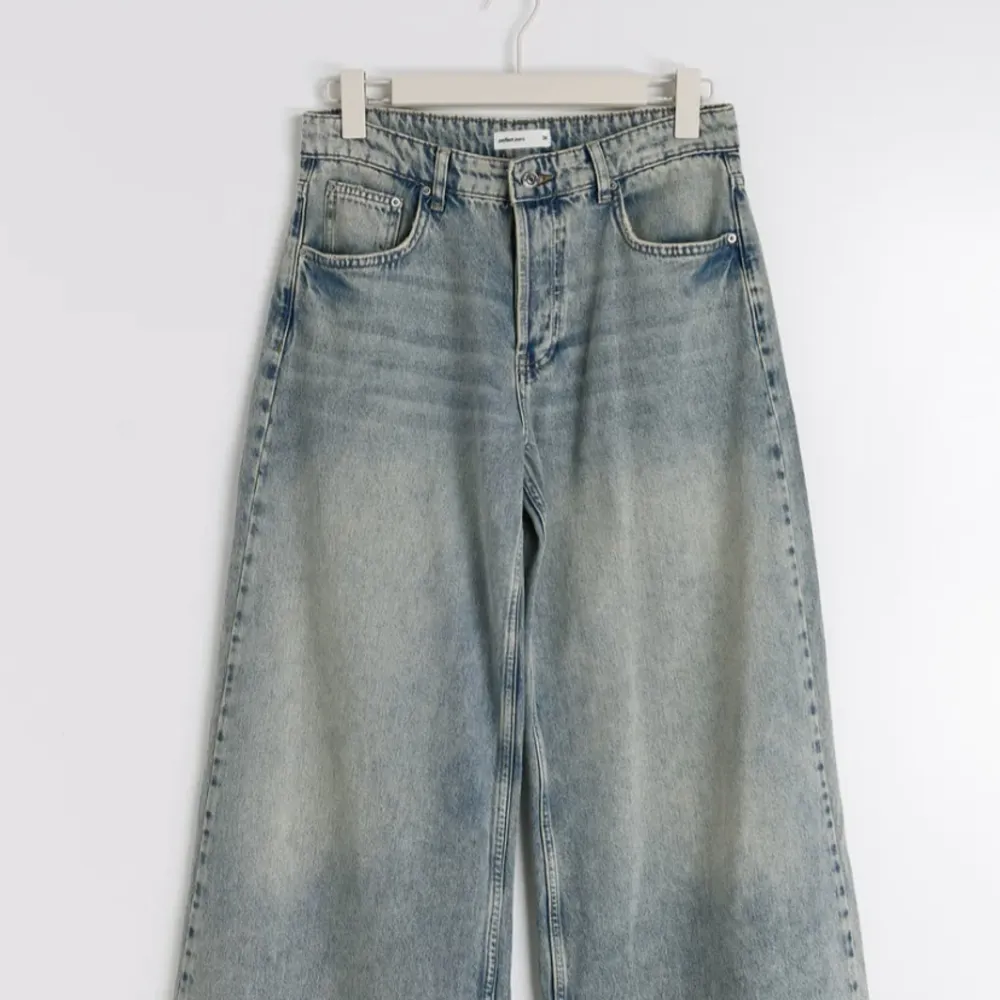 Helt nya jeans från Gina tricot!!  Dessa är Wide leg, super snygga och baggy. De är i stl 34, men passar även 36 eller mindre.   Nypris är 499, och eftersom de aldrig är använda så säljer jag de för 299kr, vilket är 200kr billigare är original.. Jeans & Byxor.