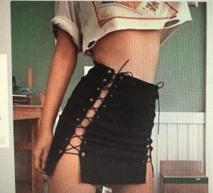 Minikjol från O’Mighty, Ny oanvänd!! - Kjol från o’mighty med snörning framtill, helt oanvänd med lapp kvar. Not for the shy men en väldigt snygg kjol!