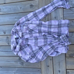 Skjorta  - Lila rutig skjorta från H&M. Använd fåtal gånger. Stl S.