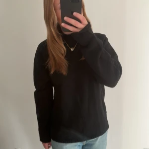 Svart stickad tröja  - Säljer min jätte fina Stickad svarta tröja 100% ull då jag nyligen bytt stil och den ey kommer till användning. Hög kvalite och inga skador eller missfärgningar. Passar perfekt på mig som brukar vara M. Fråga gärna om mer bilder! 