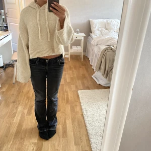 Zara stickad hoodie - Stickad hoodie från Zara som är helt slutsåld. Nypris 400 kr. Passar XS-m beroende på hur man vill den ska sitta💘