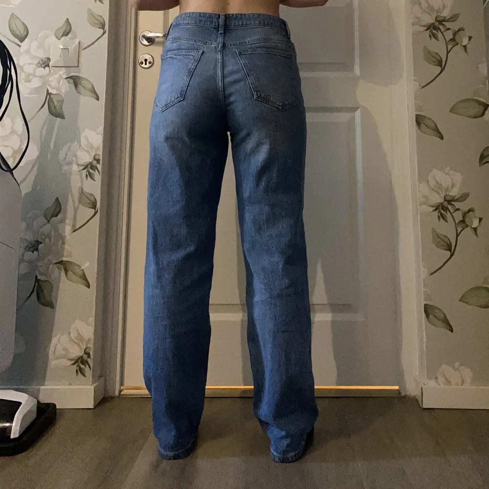 Perfekta jeans från vila, använda 1-2 ggr💕Står storlek Eu 38/30 så antar att det är storlek M och att längden är 30:). Jeans & Byxor.