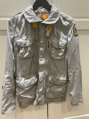 Parajumper jacka - En Parajumper jacka som ej längre kommer till andvändning, det är en Old school jacka i storlek S