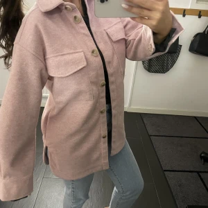 Rosa kappa  - 🩷Jättefin Rosa kappa från H&M. Använd endast 1-2 gånger och säljs därav för lite användning. Jättebra skick! Färgen är mycket finare i verkligheten!! 🩷