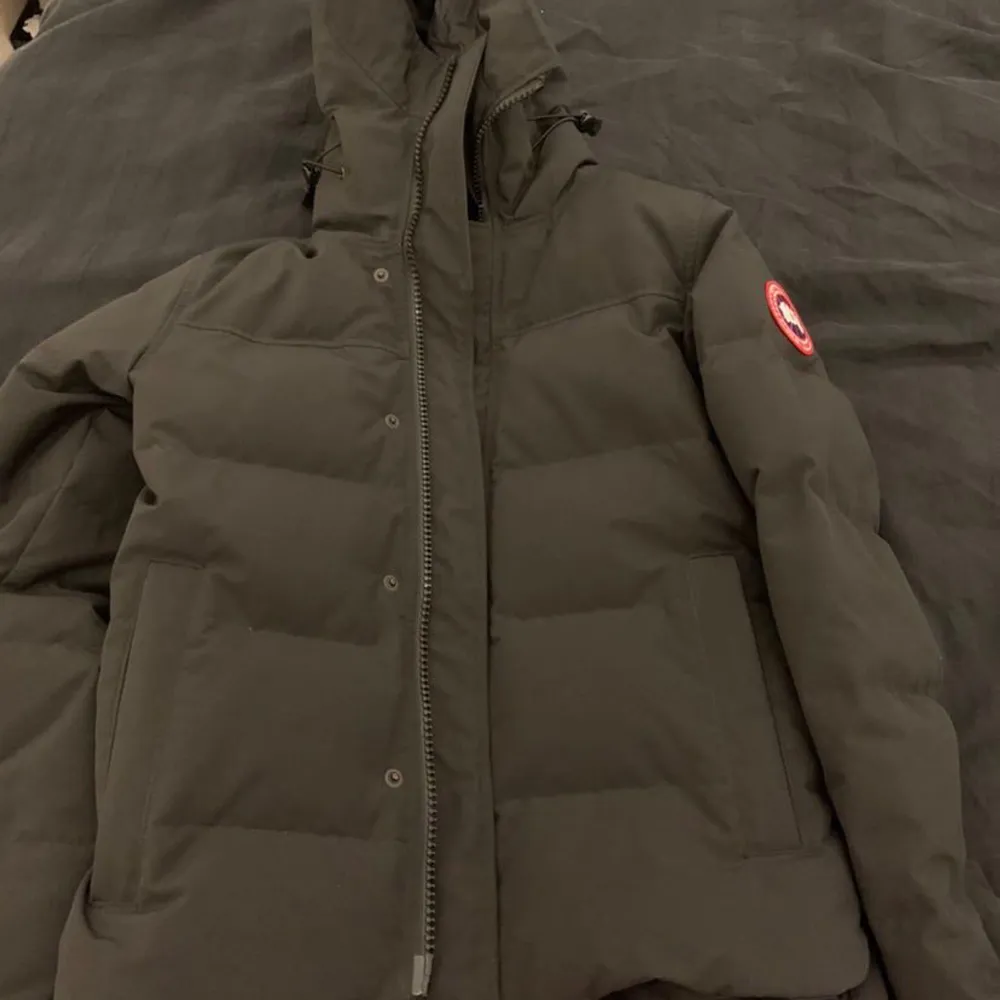 Canada Goose vinterjacka använd i 1 år bara så den, är helt fräsch och inga skador eller något på den. Storlek small köpt för 13,699kr. 9700 kr ingen byten.. Jackor.