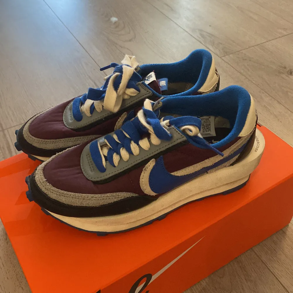 Säljer mina Nike LDWaffle Sacai X Undercover ‘Night Maroon Team Royal. Använda men i fint skick. Skokartong och svarta skosnören medföljer. . Skor.