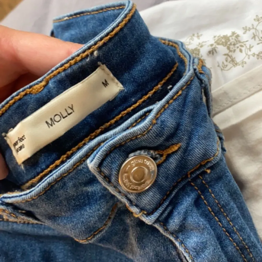 Blå skinny jeans från Gina i bra skick. Säljer då det inte är min stil längre och dem är förstora💗 Storlek M. Jeans & Byxor.