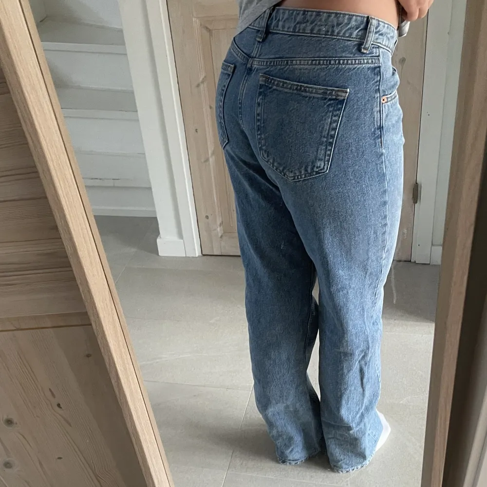 zara jeans i stel 40 väl använda men i mycket bra skick☺️ jag är 177. Jeans & Byxor.