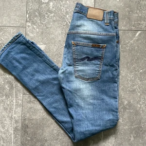 Nudie jeans  - Tjenare! Säljer dessa populära nudie jeansen som passar perfekt till sthlmstilen/grischstilen. Nypris:1600 skick:9/10
