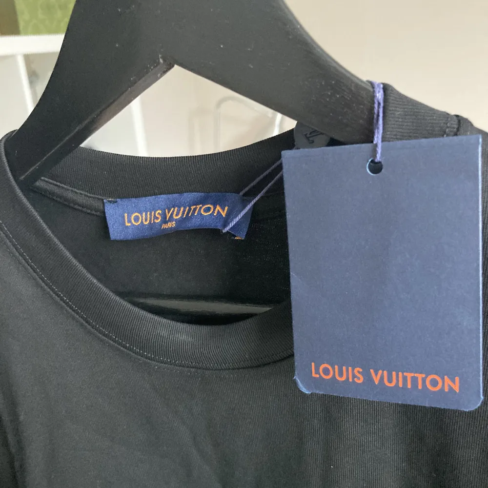 Louis Vuitton T-Shirt med en basketspelande Snurre Sprätt. Riktigt härlig och snygg tröja som ger din outfit  en avslappnad aura med en komisk touch. En stark nyans av neongrön ger tröjan en riktig livsboost. För mer info eller frågor hör gärna av er!❤️🤝🫡🙏. T-shirts.