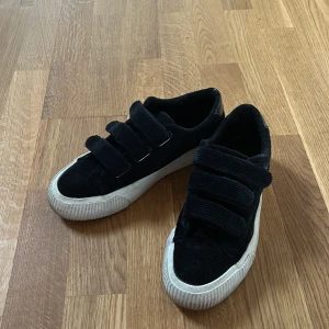 Skor i Manchester med kardborre  - Snygga skor i manchester och kardborreband från Zalando. Fortfarande bra skick! Säljer då de inte längre är min stil❤️