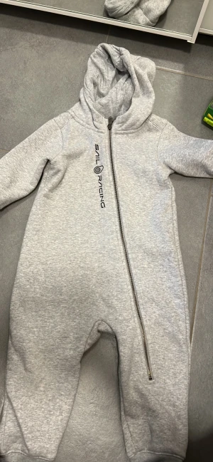 SAIL RACING BABY TRÄNINGSOVERALL  - Ny skick! Storlek 80/86 men skulle säga att den är stor i storleken  Först till kvarn, frakt tillkommer  Finns på fler sidor 