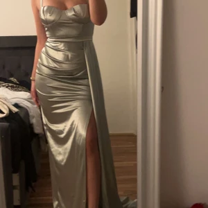 Festklänning  - Säljer en oanvänd klänning 