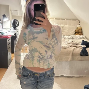 Zadig kashmere tröja - Kashmeretröja från Zadig & Volatire,  oandvänd  så inga noppror 💖 unik med tie dye mönster och slits i ärmarna! Nypris ca 4800kr