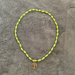 Fint handgjort halsband  - Perfekt skick. Måttet på hela halsbandet är ca 29 cm.