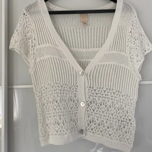 Stickad t shirt - Vit stickad tröja från HM!