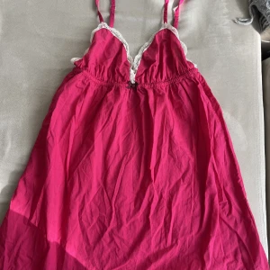 Linne från Odd Molly 🎀💝 - Rosa gulligt linne från Odd Molly! Den är i väldigt fint skick. (Dessvärre ostrykt, därav lägre pris) 😂