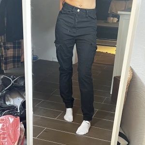 Cargobyxa - Svarta cargobyxor köpta på bikbok men som inte säljs längre🩷 inga defekter eller liknande!!  