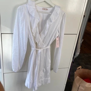 Studentklänning  - Vit klänning som är helt oanvänd, perfekt för studenten eller sommaren 