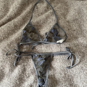 Olika underkläder - Bild 1: superfint underklädesset med fjärilar på! Står strl M men skulle säga XS/S. Aldrig använt, 50kr exkl frakt.  Bild 2: svart ck topp strl XS, röd bralette strl S, vit/SÅLD. 30kr st exkl frakt.  Bild 3: läs i kommentarerna🥰