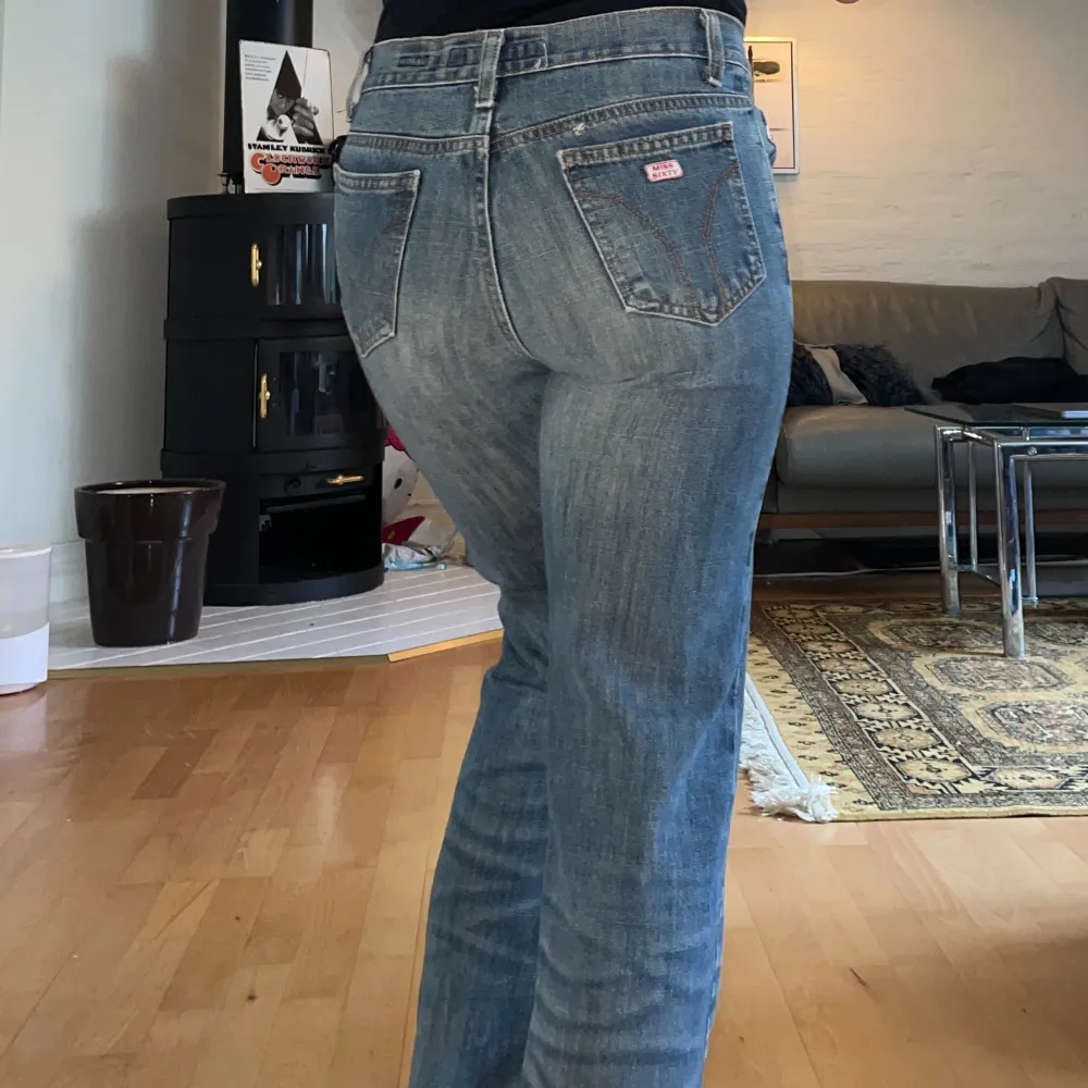 svinheta jeans köpta alldeles nyss på plick men dom e alldeles för långa för mig!!😭 så snygg wash verkligen, bootcut längst ner men jag e för kort för att man ska se det🤣 midjemått: 76 cm, innerbenslängd: 86 cm. Jeans & Byxor.