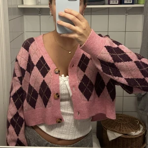 Stickad tröja - Jätte fin rosa/lila stickad tröja, som är kroppad. Använd ca 2 gånger