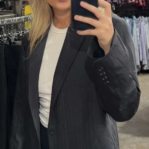 Ralph Lauren Kavaj - Ralph Lauren kavaj, knappt använd. Storlek 38. Säljes på grund av att jag har för många kavajer. Oversized & med axelvaddering. Skriv meddelande för fler bilder. 