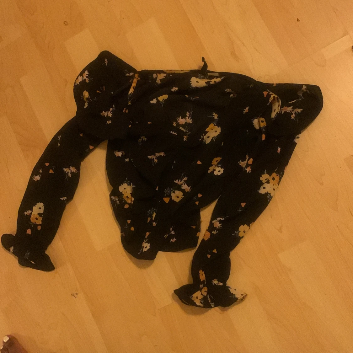 En svart top med blommor  - 91