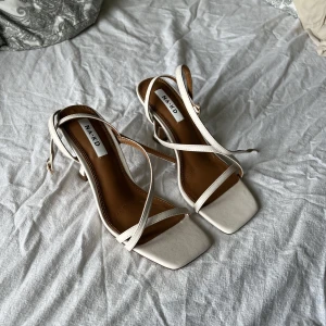 Vita klackskor  - Ett par superfina vita klackskor från NA-KD. Storlek 36, aldrig använda, säljs pga för små.🥰 (se sista bild för hur dessa ser ut snörade) kostar 529kr nya på Na-kd, säljer för 400kr! 