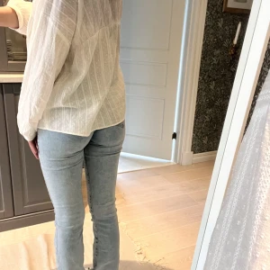 LOW WAIST JEANS - Säljer mina populära bikbok jeans💞 Köpta för 600 Nästan helt slutsålda på deras hemsida!! Säljer pga att de är för långa för mig, storleken är S,33 Endast använda 1 gång!!!! Pris kan diskuteras så kom med förslag💞
