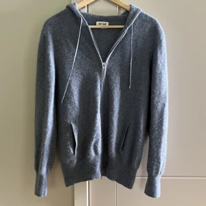 Soft Goat Zip Hoodie  - Sjukt snygg zip hoodie från soft goat i 100% kashmir! Tröjan är i storlek M men sitter som en S och är i gott skick! Skriv vid frågor eller funderingar:)
