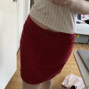 h&m röd kjol - röd kjol från h&m, står ”hennes” på lappen. storlek 40. använd gärna köp nu, kom privat för fler bilder eller frågor 💗