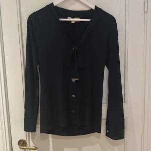 Michael kors  - Michael kors mörkblå knytblus i storlek S